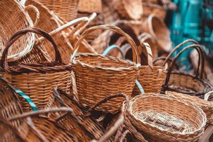 What are some common indigenous materials used for handicraft?